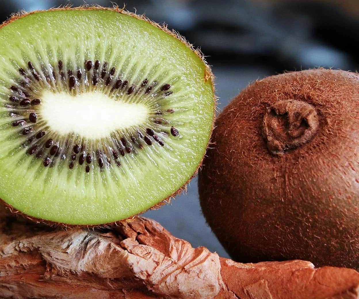 Kiedy jest sezon na kiwi? Sprawdź, by nie przegapić świeżych owoców